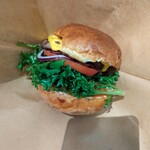 MYTOWN BURGERS - 紙にキチンと包んで食べる。