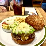 THE BURGER SHOP do - アボカドチーズバーガーにBBQソース、パイナップルを追加