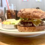 THE BURGER SHOP do - アボカドチーズバーガーにBBQソース、パイナップルを追加