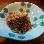 菊乃家本店 - 薬味のかつお節、ねぎ、おろし生姜