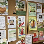 菓匠 千壽庵吉宗 奈良総本店 - 駐車場は喫茶室用と購入のみ用で分かれていました。待ち時間に観光に出る場合は、勿論駐車はできませんのでご注意ください。この日は駐車場に誘導員の方が一名いました。