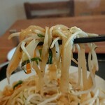 Ryuu Shou Menkan - 麺はモチモチ。あっさり味付けの刀削麺の野菜炒めは満足できるボリューム。