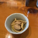 そば処 美田村 - 一品目サービスの筍と鶏の煮物