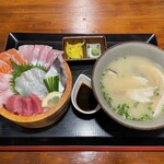 YUMEKOUSEN - 海鮮丼　１４８０円　
      本日の魚のあらの味噌汁　２８０円