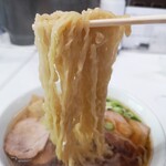 手打ち らーめん 響 - ツルツル-シコシコの手打ち縮れ麺