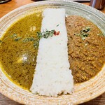 麻布十番 薬膳カレー 新海 - ２種盛り薬膳カレー（スリランカ風薬膳スープカレー、豚挽肉と唐辛子のカレー）