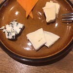 ワインとお料理 ことり - チーズ盛り合わせ(ミモレット16ヶ月、ブリドモー、ポンレヴェック、デンマークブルー)