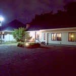 ラバンビーノ - 店舗外観　夜。　