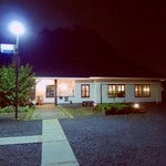 ラバンビーノ - 店舗外観　夜。