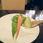 ラバンビーノ - 生ハムの付け合せ　ちょいとあったピクルスに興味が湧きました。