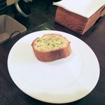 ラバンビーノ - 追加　ガーリックトースト　一枚目。