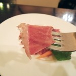 ラバンビーノ - 飴色の脂身と熟成された赤みの味わい。口の中に入れて、自然と溶けていくのを味わいます。