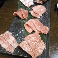 大井町銭場精肉店 - 8種盛り。