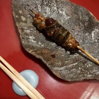 うなぎ割烹 大江戸 - きもひれ巻｜きもをひれで巻いており、器も串が冷めないように温かい