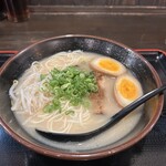 Ramembakumatsu - 1番人気の豚骨ら〜めん　煮玉子トッピング