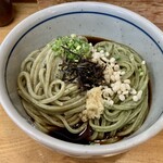 Ooshimaya - ぶっかけ冷　中盛1.5玉550+100円。わかめうどんと季節のうどん（大葉のうどん）ハーフ&ハーフ。麺やや細め、コシ弱め、わかめも大葉も口の中でほんわり風味がします。これはこれで美味し。