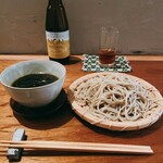 Kuronekoan - 当店オリジナルのピーマンせいろ。蕎麦は冷で、つけ汁は温、炒めピーマン入りで仄かな苦みが香り高い蕎麦の噛んだ際の甘みを際立たせる。