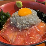 どろめ - 生しらすまぐろ漬丼 1650円。生ビール 600円。