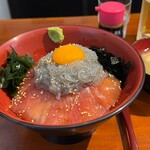 どろめ - 生しらすまぐろ漬丼 1650円。生ビール 600円。