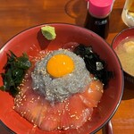 どろめ - 生しらすまぐろ漬丼 1650円。生ビール 600円。