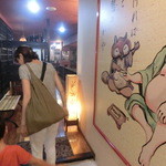 Okinawa Shokuzai Shuka Nakaya - 入り口付近には謎のイラストが！