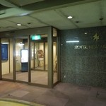 鉄板焼 貴布祢 - 駐車場からのホテル入口