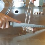 鉄板焼 貴布祢 - 女性スタッフの手さばき