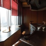 鉄板焼 貴布祢 - カウンターと窓