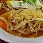 味軒 - 麺はスタンダードな太さ、縮れあり。