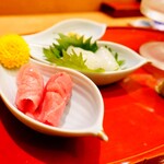 寿司英 - 刺身盛合わせ 　・本鮪 　・ヤリイカ 　・雲丹 積丹 　