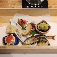 シーズン - 八寸（フルーツ白和え・サルボ貝佃煮・翡翠なすのアボカド胡麻酢掛け・鰯の和風オイルサーディン・豚と大葉のリエット・稚鮎山椒コンフィ・鱈子胡瓜・つぶ貝エスカルゴバター炒め）