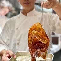 港式料理 鴻禧 - ❽脆皮炸子鶏（クリスピーチキン） ～お店のスペシャリテ。丁寧にローストした後、油を低温から高温へ変化させながらじっくりと仕上げたもの。パリッパリの皮の後に肉汁がジュワっとジューシーな味わいが癖になる。