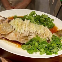 港式料理 鴻禧 - ❼清蒸紅石斑（アズキハタの蒸し物）〜料理直前まで生きていたアズキハタのプリッとした活きの良さが、サラッとした濃いめの出汁によく絡んで美味いのなんの。白ご飯とは合うに決まってる♫