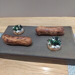 フィエルテ - ヤングコーンとアーモンドのエクレア＆ホワイトコーンとキャビアのカナッペ