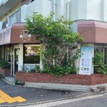 COFFEE&SNACK ぶる - 広島電鉄寺町電停から徒歩3分の「COFFEE&SNACK ぶる」さん
            1986年開業、店主さんと女性スタッフ1人の2名体制
            茶色のビニール庇と煉瓦の花壇、全面的なガラス張りで開放的で入りやすい雰囲気