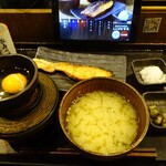 しんぱち食堂 - サーモン塩焼き定食(ご飯普通)と生玉子