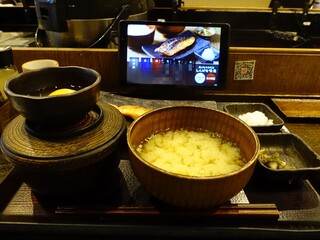 しんぱち食堂 - サーモン塩焼き定食(ご飯普通)と生玉子