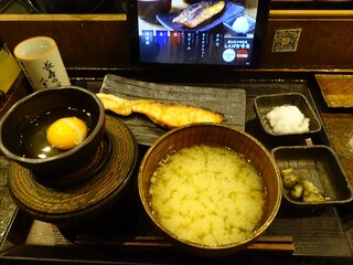 しんぱち食堂 - サーモン塩焼き定食(ご飯普通)と生玉子