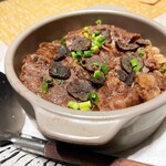 粋な肉 - トリュフ＆黒毛和牛の土鍋飯