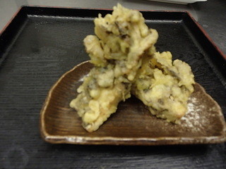 Shinshuuya - 【季節の天ぷら】今月は舞茸の天ぷら。食材にこだわった一品です。　180円