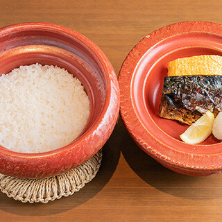 [One clay pot rice for each person] You can Onigiri home rice balls if you can't eat them.