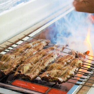 Enjoy the ``jiyaki'' eel with crispy skin and fluffy flesh.