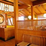 Katsumasa - 店内はとても明るく清潔感があり、ゆったりした造り。くつろいでお食事ができます