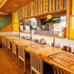かつ政 - カウンター席もゆったり広いので、お一人でも気兼ねなく足をお運びください