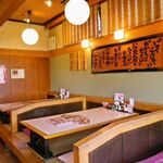 かつ政 - 広いお座敷で家族揃ってゆっくり食事を楽しめます