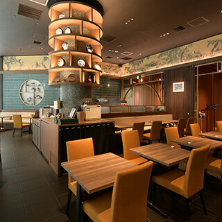 Enjoy creative Chinese food in a stylish space on the 4th floor of Toranomon Hills Mori Tower