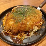 間子兵 - 料理写真:そば肉玉子 辛麺 870円