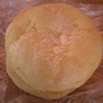 タミーユベーカリー - メロンパン（シャインマスカットクリーム）