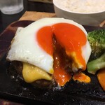 Shimokitazawa Torokeru Otonano Hambagu - すぐ火が通るので、卵はご飯にonする方がいい