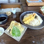 麦や - 天ざる 1,000円、大盛り 100円(税込)。
